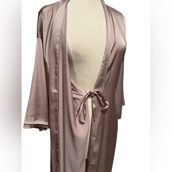 Elegant Satin Robe in Mauve - Picture 5 of 9